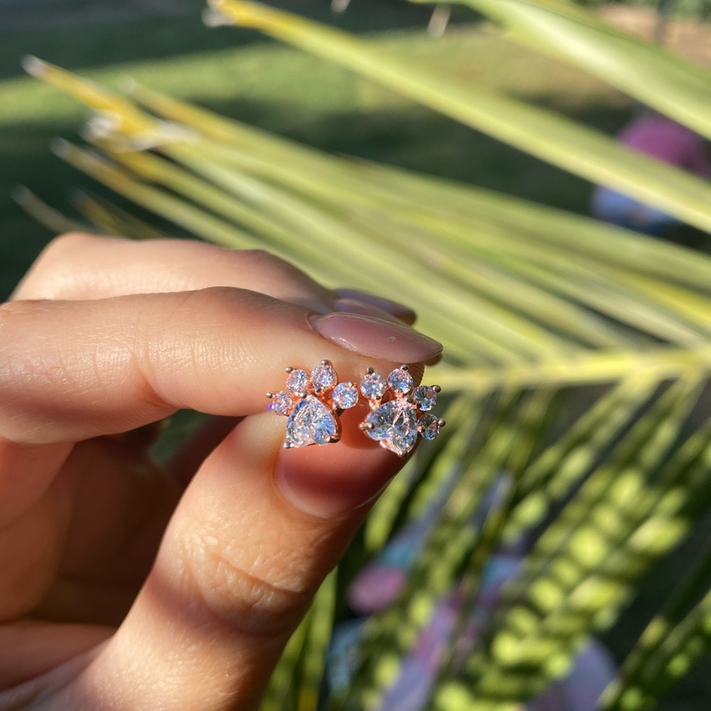 NEW Rose Gold Diamond 🐾 Paw Stud earrings - Picture 3 of 4